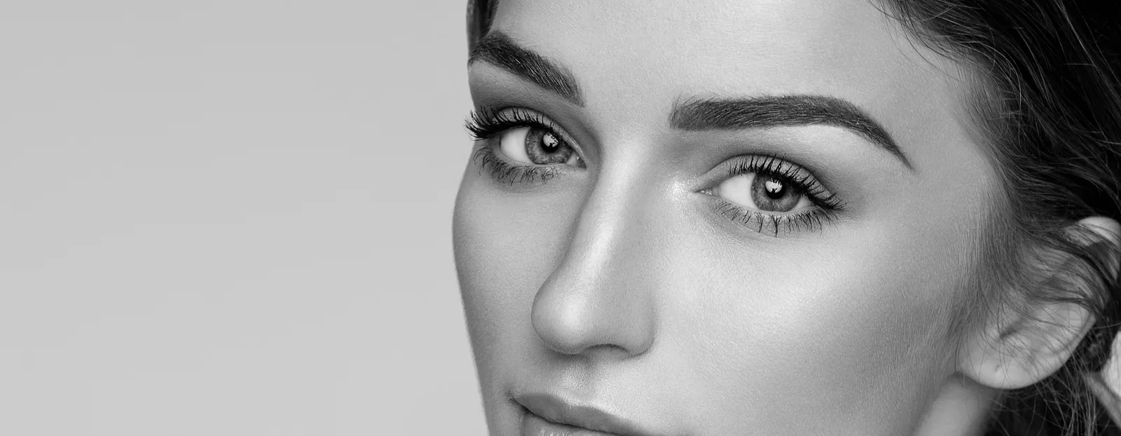 Gros plan sur le regard d'une patiente, illustrant un rajeunissement des paupières réalisé par le Dr Pulvermacker à Paris