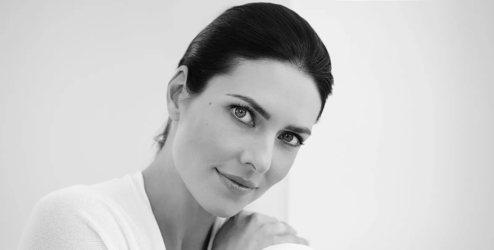 Portrait d'une patiente au teint lumineux, illustrant les soins de chirurgie dermatologique prodigués par le Dr Pulvermacker à Paris